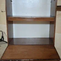 کتابخانه همراه با میز تحریر