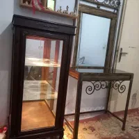 بوفه چوبی و کنسول فلزی اینه.به شرط صحیح و سالم