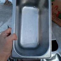 تعدادی ظروف فست فودی موجود هست
