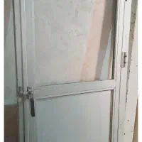 در سرویس حمام دستشویی