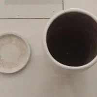 یک عدد گلدان سفالی همراه بایک زیرگلدان سفالی