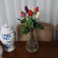 گل رز مصنوعی و گلدان
