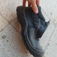 دو عدد کفش ایمنی سایز ۴۲ و ۴۰