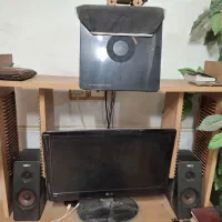 کامپیوتر سالم همراه با کیس و بلندگو و میز