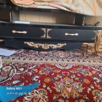 مجسمه ومیز تلویزیون