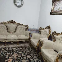 یک مبل هفت نفره بادوتا میز بان