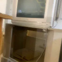 تلوزیون ال‌جی به همراه میز