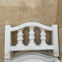 نرده کنار باغچه