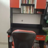 کتاب خانه همراه با صندلی چرخدار