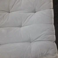 تشک تخت دو نفره سالم  نزدیک ۴۰ کیلو بار داره