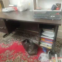میز ادرای و کامپیوتر و صندلی و پارتیشن