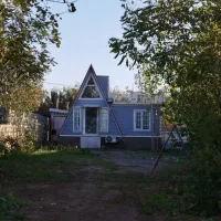 کلبه سویسی ساحلی دوخواب زیباکنار مالک هستم
