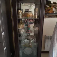 ویترین بلند شیشه ای