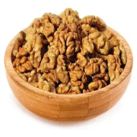گردو میشکنم