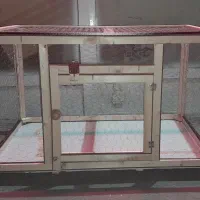 قفس چوبی به طول ۸۷ سانت عرض ۶۰ و ارتفاع ۵۵