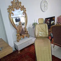 آیینه و صندلی آرایشگاهی