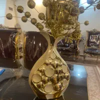 گلدان تزیینی طلایی با گل