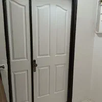 درب ورودی آپارتمان با چهارچوب  رنگ سفید