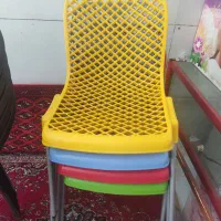 تعدادی صندلی و میز چوبی