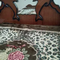 تخت خواب دو‌نفره همراه پاتختی و تشک طبی فنری