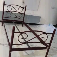 تخت یک نفره فلزی بدون تشک با کفی چوبی