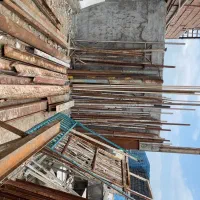 لوله داربست و در پنجره..