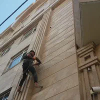 کار در ارتفاع.پیچ و رول‌پلاک نما .بدون داربست