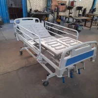 تخت بیمارستانی سه شکن مکانیکی روی فلز تنظیم ارتفاع