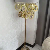 آباژور ایستاده
