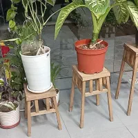 زیر  گلدانی پایه دار چوبی