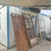 حراج تعدادی درب و پنجره و کانکس روسی وسقف ایرانیت
