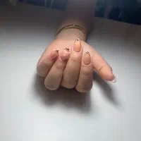 خدمات کاشت‌ناخن‌با‌۱۰درصد‌تخفیف‌