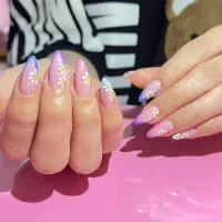 کاشت ناخن درسالن زیبایی