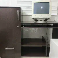 میز کامپیوتر به همراه سیستم