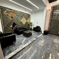 نگهبان بازنشسته شب خواب در برج نخل