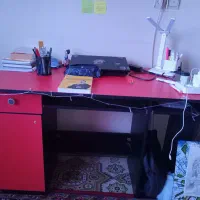 میز تحریر و کامپیوتر در حدنو