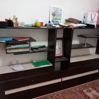 قفسه کتابخونه و میز تحریر
