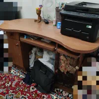 میز تحریر و کامپیوتر
