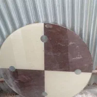 تعدادی شیشه میز