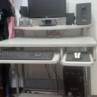 کامپیوتر با میز