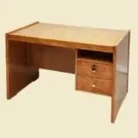 میز مطالعه و کامپیوتر