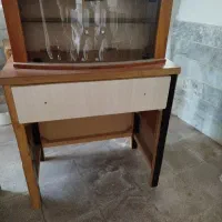 میز تحریر و کامپیوتر و ویترینی
