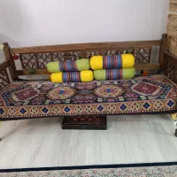 تخت سنتی چوبی (شاه‌نشین) به همراه تشک و پشتی‌ها