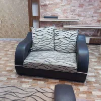 یک ست مبل راحتی و پرده به همراه تاج