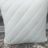 کوسن کرم مخمل تازه دوخته شده