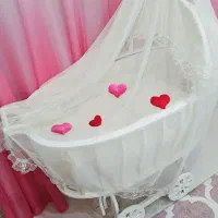تخت و گهواره کنار مادر