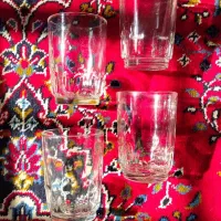 مجموعه ظروف بلور موجود در دکان سبز