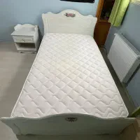 تخت و میز تحریر کتابخانه