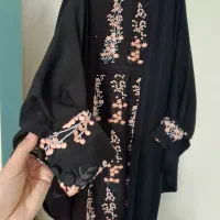 عبا گلدوزی شده و پیراهن مجلسی مشکی