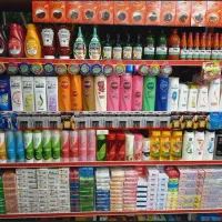یک نفر آقا فروشنده سوپر مارکت